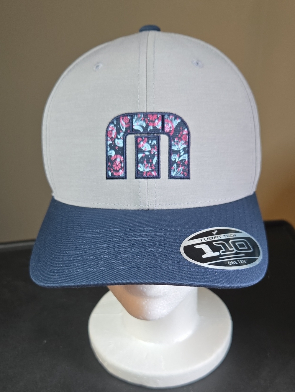 NWT TRAVIS MATTHEW Flourish Baseball Cap